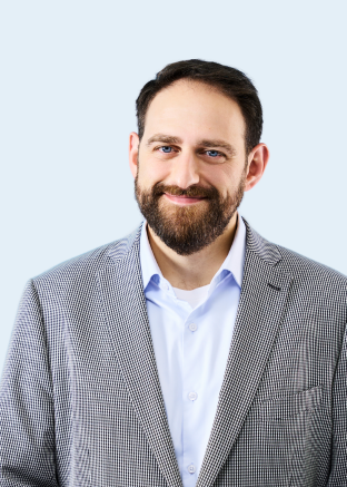 Headshot-Scutti, Adrian